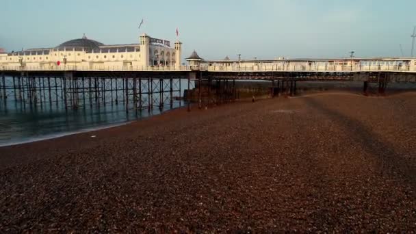 Drone Vuela Muy Lento Bajo Hacia Brighton Pier Sussex Durante — Vídeos de Stock