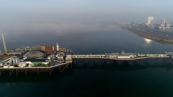 高电平无人机镜头 当它在黎明时分在布莱顿码头的尽头向下看 — 图库视频影像