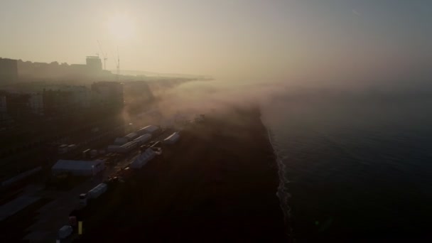 Drohne Fliegt Rückwärts Durch Einen Schönen Nebligen Sonnenaufgang Brighton Beach — Stockvideo