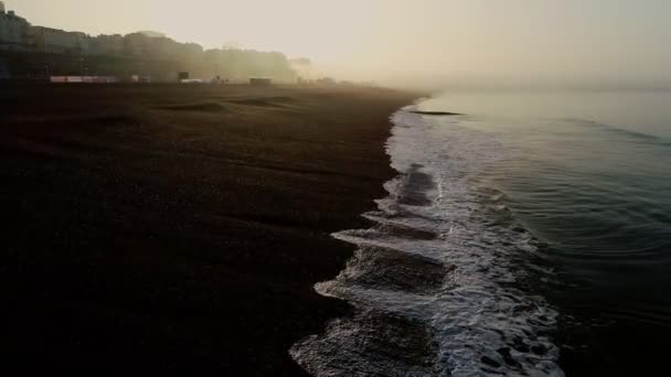 Drohne Fliegt Tief Und Langsam Auf Nebeligen Sonnenaufgang Brighton Beach — Stockvideo