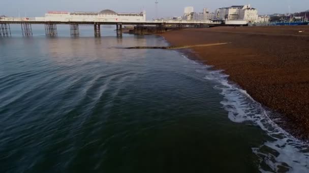 Drohne Fliegt Sehr Langsam Und Niedrig Richtung Brighton Pier Sussex — Stockvideo