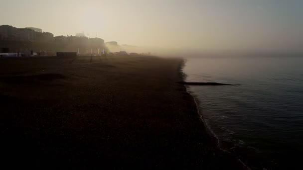 ドローンが低いし サセックスのブライトン ビーチに霧日の出に向かって上昇 — ストック動画