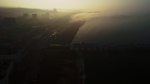 无人机飞向布莱顿码头通过薄雾日出 — 图库视频影像