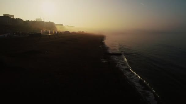 Drone Voa Baixo Lento Direção Nascer Sol Enevoado Brighton Beach — Vídeo de Stock