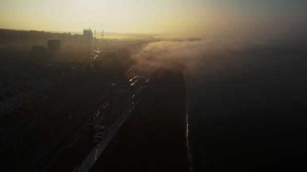 Drone Desce Lentamente Altitude Através Belo Nascer Sol Enevoado Para — Vídeo de Stock