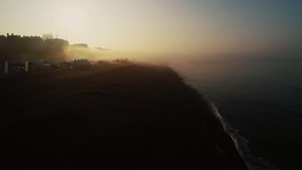 Drone Vuela Bajo Vuelta Través Amanecer Brumoso Brighton Beach Sussex — Vídeos de Stock