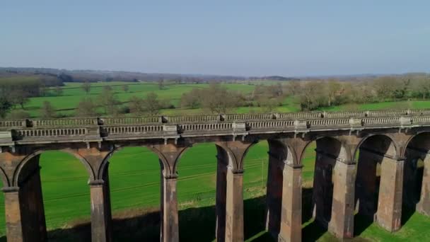 Dron Létá Zpět Zvedá Ouse Údolí Viadukt Slunečné Ráno — Stock video