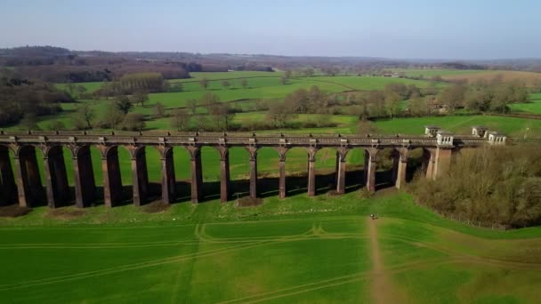 Drone Tracks Afslag Langs Ouse Valley Viaduct Een Zonnige Ochtend — Stockvideo