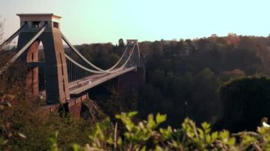 Kamera slaytlar üzerinde araştırmalar ile Clifton asma köprü arkasında. Bir bahar gün batımı sırasında vurdu