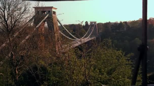 Camera Stijgt Jib Stijl Achter Balustrades Onthullen Clifton Suspension Bridge — Stockvideo