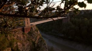Kamera iner jib stil Clifton asma köprü Avon İngiltere'de göstermek için ağaç geçmiş. Bahar akşam atış