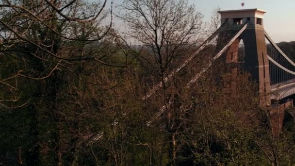 Κάμερα Περιστρέφεται Από Δέντρα Για Την Κρεμαστή Γέφυρα Του Clifton — Αρχείο Βίντεο