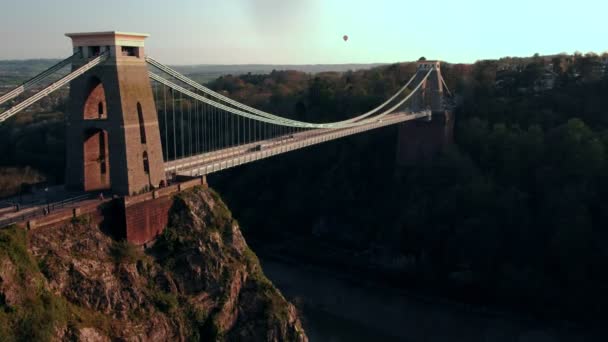 在美丽的日落期间 克利夫顿吊桥的静态剪辑 空中有一只热气球 — 图库视频影像
