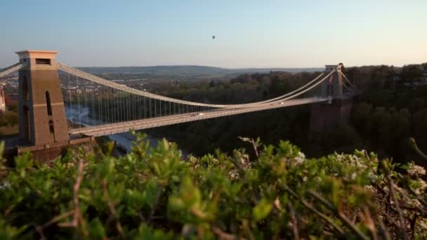 Kamera Gleitet Über Hecke Dahinter Die Clifton Hängebrücke Aufnahme Während — Stockvideo