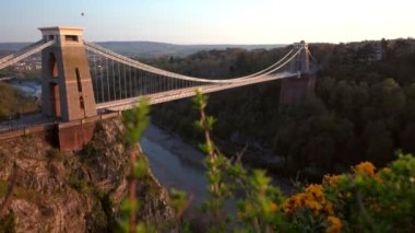 Kamera slaytlar üzerinde araştırmalar ile Clifton asma köprü arkasında. Sıcak hava balon gökyüzünde ile bir bahar gün batımı sırasında vurdu