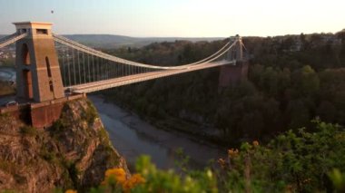 Kamera slaytlar üzerinde araştırmalar ile Clifton asma köprü arkasında. Sıcak hava balon gökyüzünde ile bir bahar gün batımı sırasında vurdu
