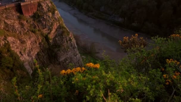 Kantelen Omhoog Van Bloemen Klif Naar Clifton Suspension Bridge Neergeschoten — Stockvideo