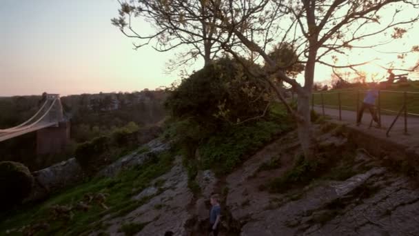 照相机平底锅从设置太阳到克利夫顿吊桥在雅芳英国 在春天晚上拍摄 — 图库视频影像