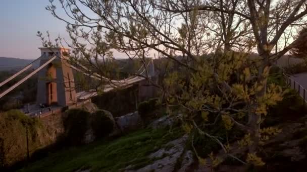 Câmera Desce Estilo Jib Árvore Desabrochando Passado Para Mostrar Clifton — Vídeo de Stock