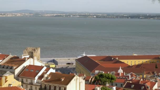 Pan Över Floden Tagus Och Alfama Till Praca Commercial Tagen — Stockvideo