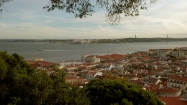 Lizbon 'un merkezindeki çatılarda ağaçlarla çevrili geniş açılı altın saat tepsisi. Castelo S. Jorge 'den alındı.
