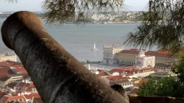Lizbon 'daki ticaret meydanında eski kilise ve ağaç çerçeveli yat yelkenlisinin statik telhoto klibi. Sao Jorge Kalesi 'nden alındı.