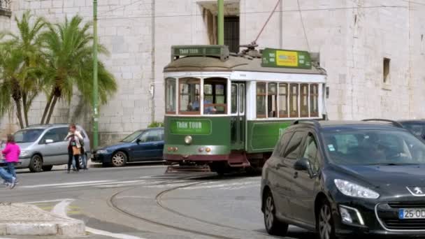 葡萄牙里斯本 2019年5月18日 里斯本Belem区Jeronimos修道院附近公路上的旅游电车 — 图库视频影像