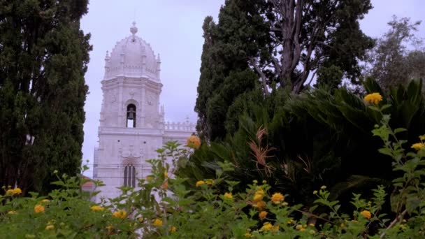 Украшенная Колокольня Церкви Санта Мария Белем Обрамлена Деревьями Цветущими Цветами — стоковое видео
