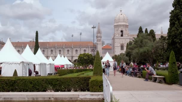 Lisbon Portugal 2019 리스본 지역의 공원에서 즐기는 사람들 제로니모 수도원 — 비디오
