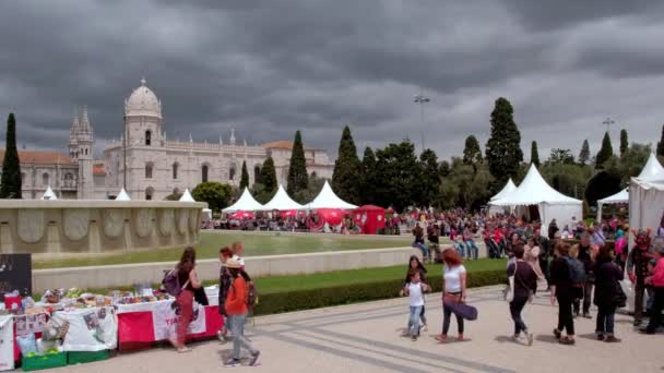 Λισαβόνα Πορτογαλία Μαΐου 2019 Άνθρωποι Περπατούν Στην Πλατεία Empire Κατά — Αρχείο Βίντεο