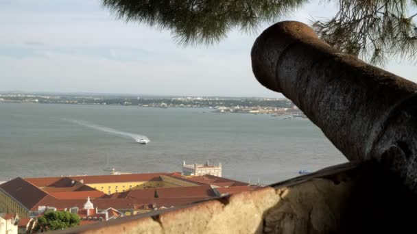 Tagus Folyó Mellett Haladó Komp Magaslati Klipje Sao Jorge Várából — Stock videók