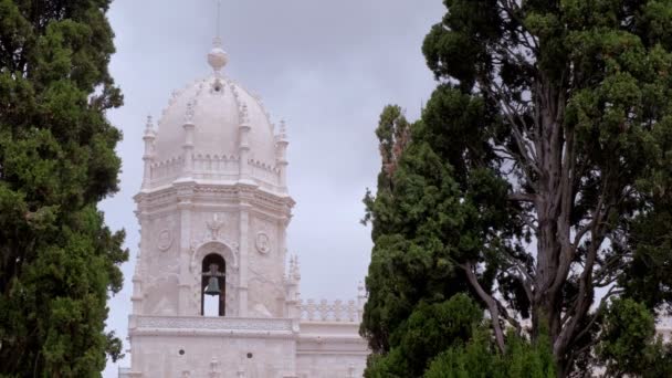 Utsmyckat Klocktorn Santa Maria Belem Kyrka Inramad Träd Lissabon Portugal — Stockvideo