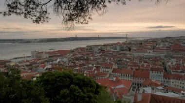 Portekiz, Lizbon 'da gün batımında Sao Jorge Kalesi' nden çekilen ünlü görüntünün geniş açı klibi