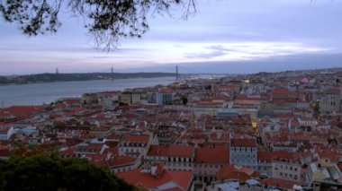 Lizbon 'un merkezi ve Tagus nehrinin Sao Jose Kalesi' nden akşam üstü Portekiz 'de çekilmiş statik klibi.