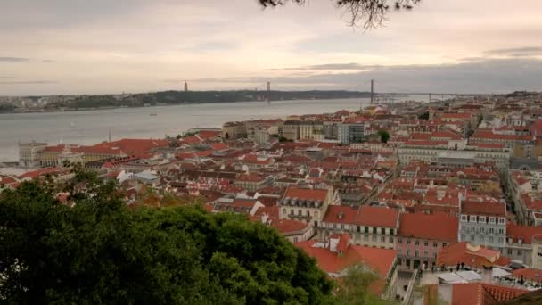 Statikus Klip Sao Jorge Kastélyból Vörös Háztetőkről Tagus Folyóról Lisszabonban — Stock videók