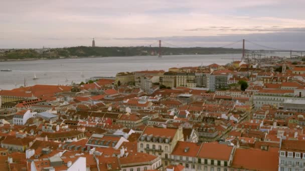 Clipe Estático Castelo São Jorge Telhados Vermelhos Icónicos Rio Tejo — Vídeo de Stock