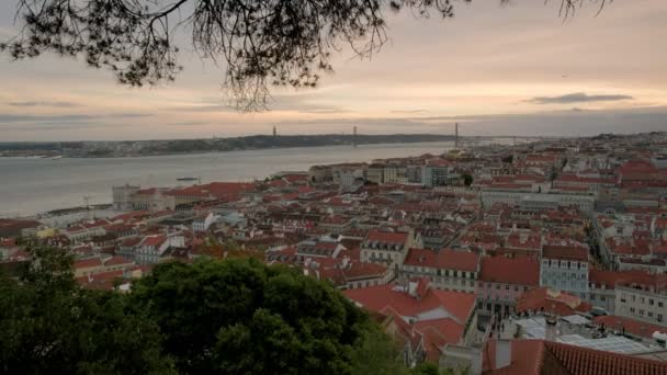 ポルトガルリスボンの日没時に撮影サンホルヘ城からの有名なビューの広い角度クリップ — ストック動画