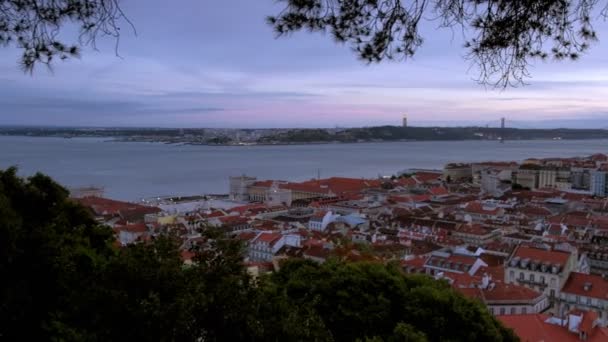 Pan Från Tagus Floden Över Centrala Lissabon Kvällen Skymning Inramad — Stockvideo