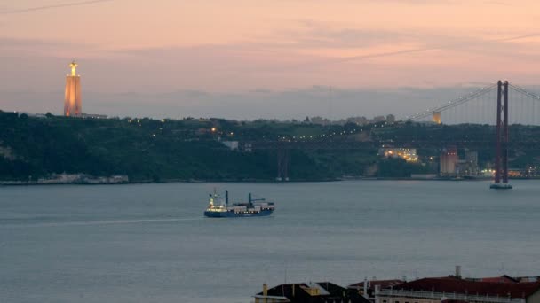 Clipe Estático Telefoto Navio Navegando Rio Tejo Com Estátua Iluminada — Vídeo de Stock