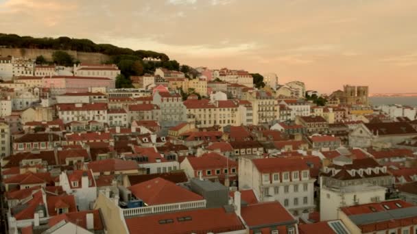 Pan Över Hustaken Centrala Lissabon Vid Solnedgången Taget Från Elevador — Stockvideo
