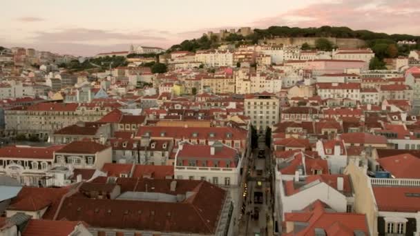 Brede Hoekpan Daken Van Het Centrum Van Lissabon Bij Zonsondergang — Stockvideo