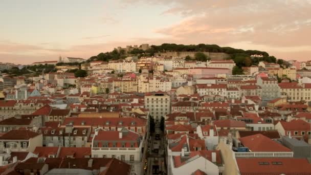 Napnyugtakor Széles Szögletű Serpenyő Lisszabon Belsejének Háztetőin Elevador Santa Justa — Stock videók