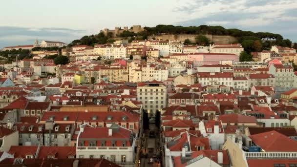 Clip Pan Medio Los Tejados Del Centro Lisboa Atardecer Mirando — Vídeo de stock