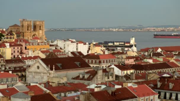 Grand Porte Conteneurs Passe Derrière Les Toits Centre Lisbonne Coucher — Video