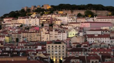 Alacakaranlık erken saatlerde Lizbon 'un çatılarında yüksek statik uzun klipler. Şehir ışıkları yanıyor. 