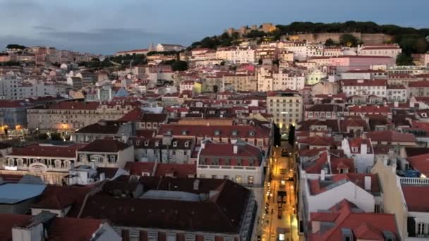 Este Közép Lisszabon Háztetőjén Amikor Felvillan Város Fénye Napnyugtakor Készült — Stock videók