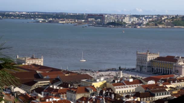 Lizbon Merkezindeki Praca Comercio Nun Önünden Geçerken Tagus Nehri Nde — Stok video