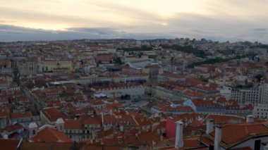 Lizbon 'un merkezinde, gün batımında Portekiz' de Praca da Figueira ile birlikte yükseltilmiş bir klip.