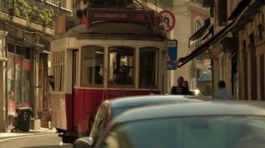 Lizbon / Portekiz - 19 Mayıs 2019: Lizbon şehir merkezinde Rua do Loreto caddesinde eski tarz tur tramvayı sürüyor