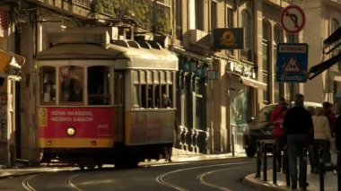 Lizbon / Portekiz - 19 Mayıs 2019: Lizbon şehir merkezindeki Rua do Loreto caddesinden gelen eski usul tramvay güzergahı